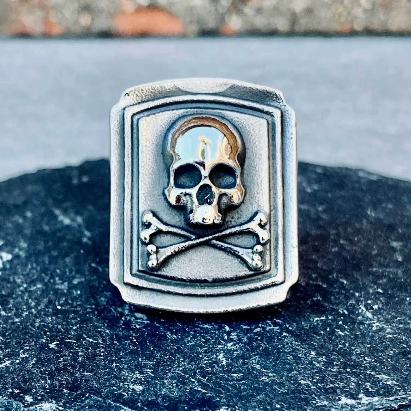 Skull & Crossbones - The Tombstone - R159