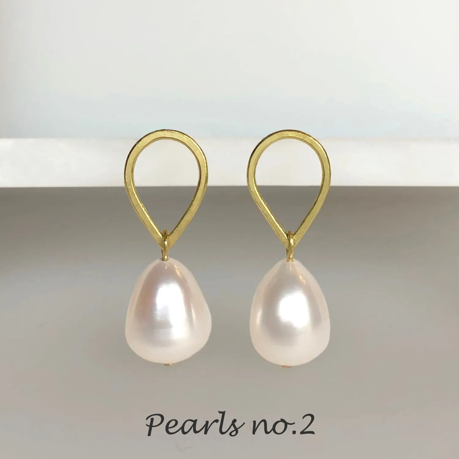 Small baroque pearl droplet earrings